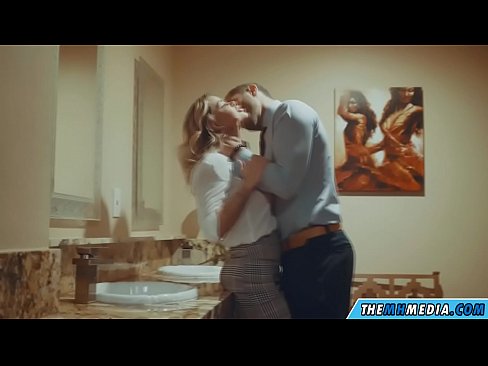 ❤️ כשבלונדינית חזה מפתה אותך בשירותים ציבוריים ❤ סופר-פורנו אצלנו ❌️❤